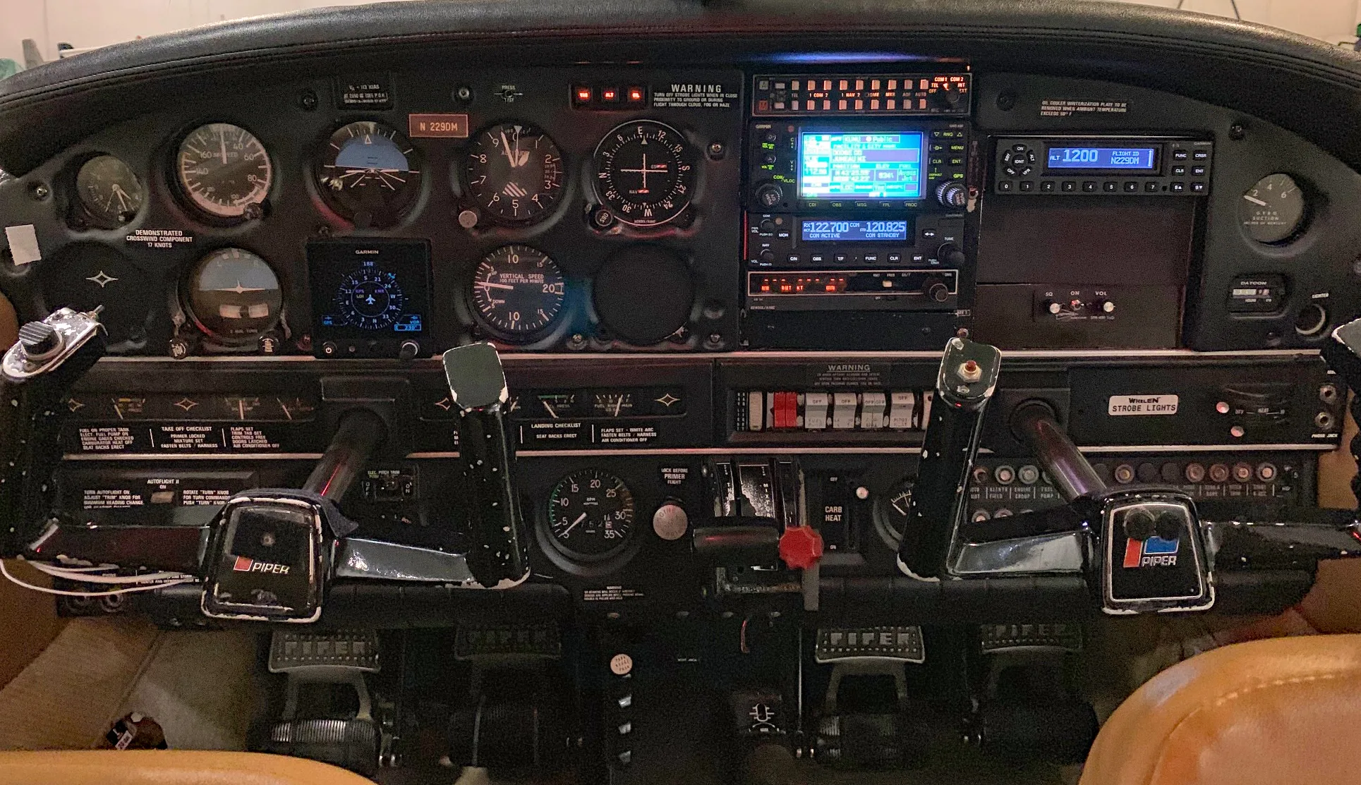 Cockpit and instrument panel of a Piper Archer.