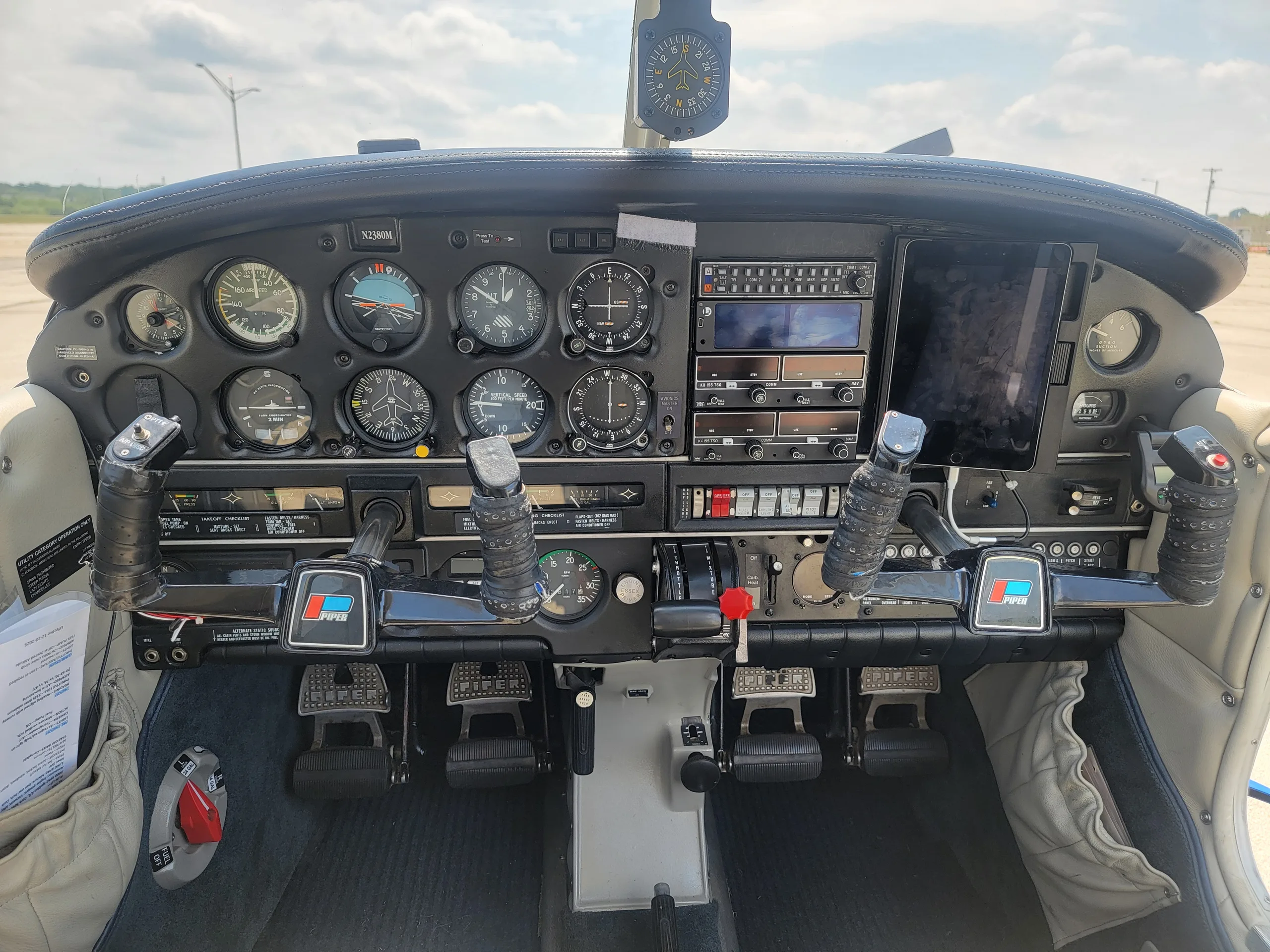 Cockpit and instrument panel of a Piper Archer.