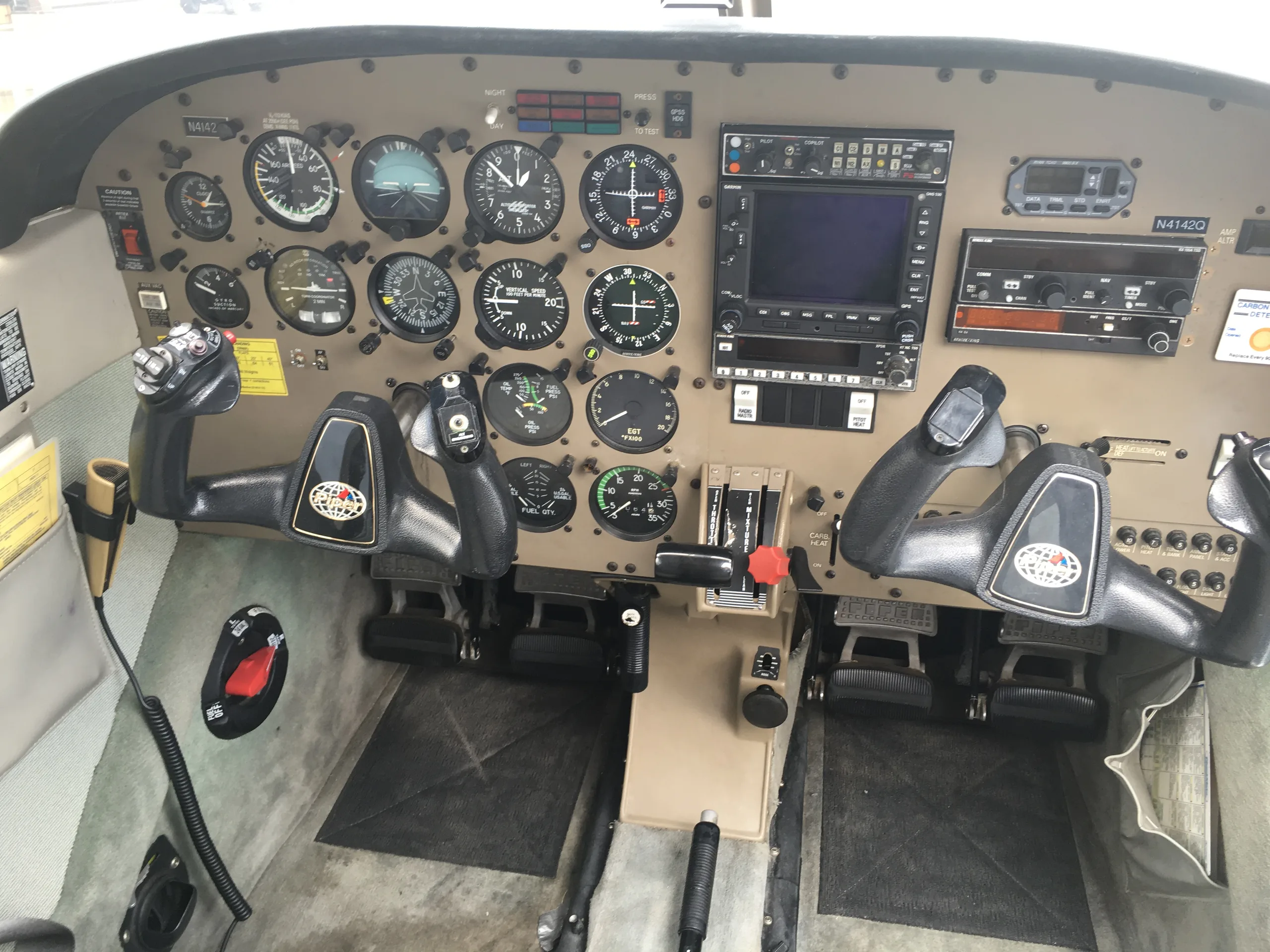 Cockpit and instrument panel of a Piper Archer.
