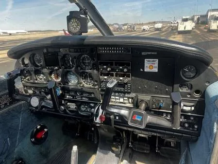 Cockpit and instrument panel of a Piper Archer.