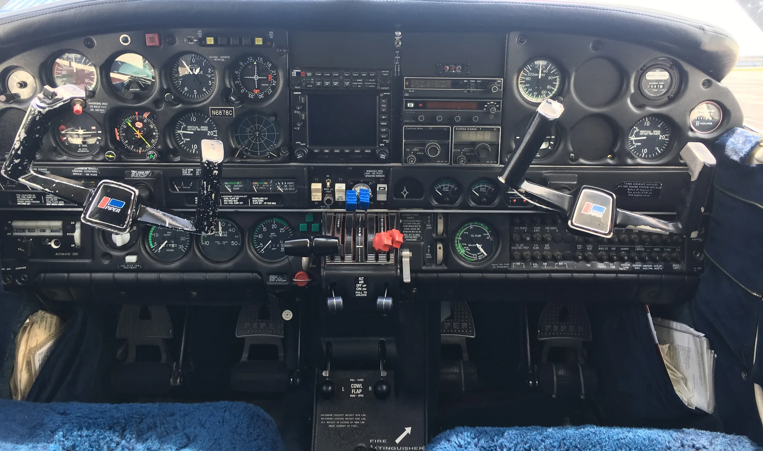 Cockpit and instrument panel of a Piper Seneca.