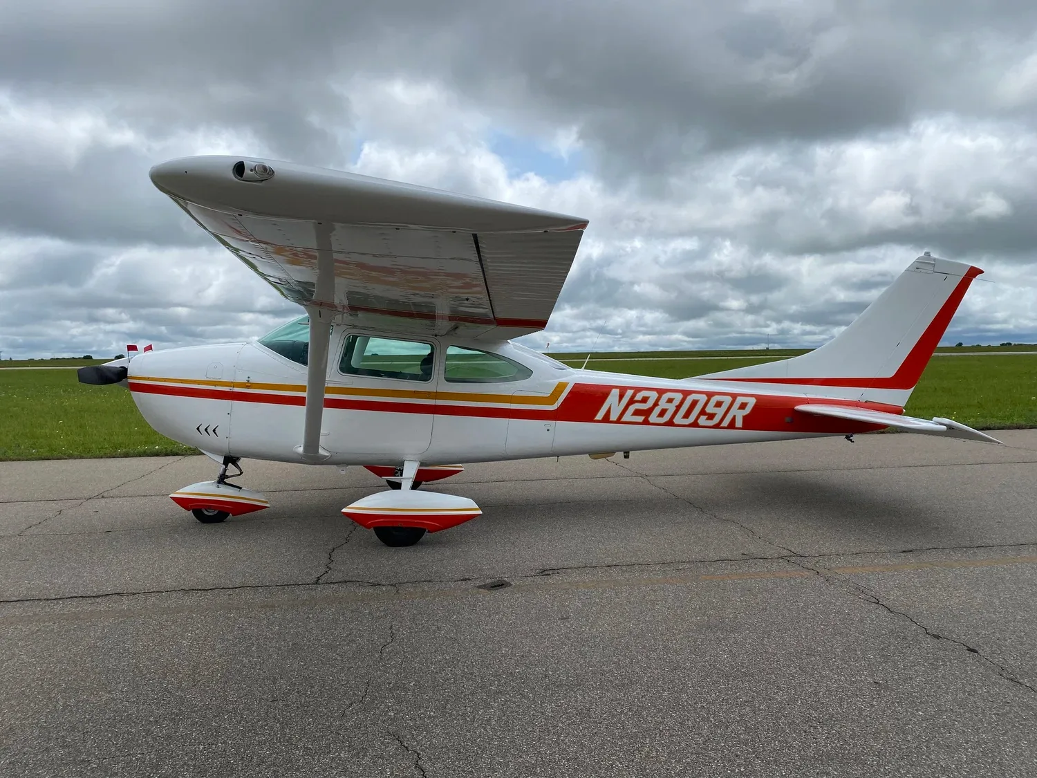 Exterior view of a 1967 Zane Co Aero 182k skylane, N2809R.