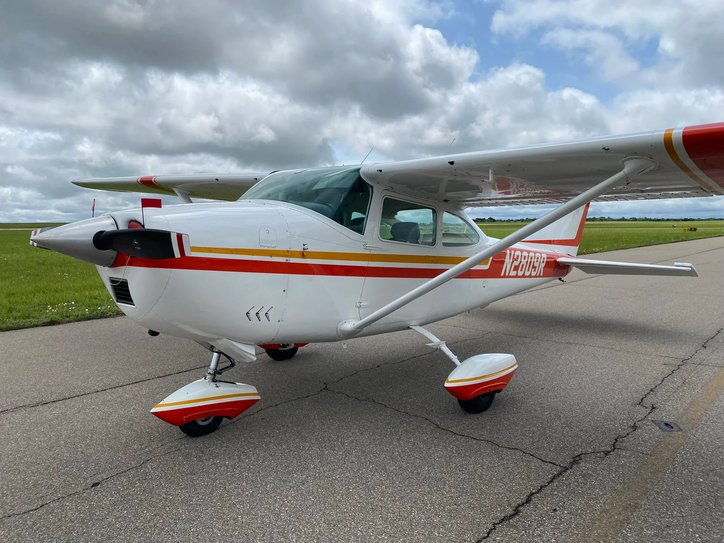 Exterior view of a 1967 Zane Co Aero 182k skylane, N2809R.