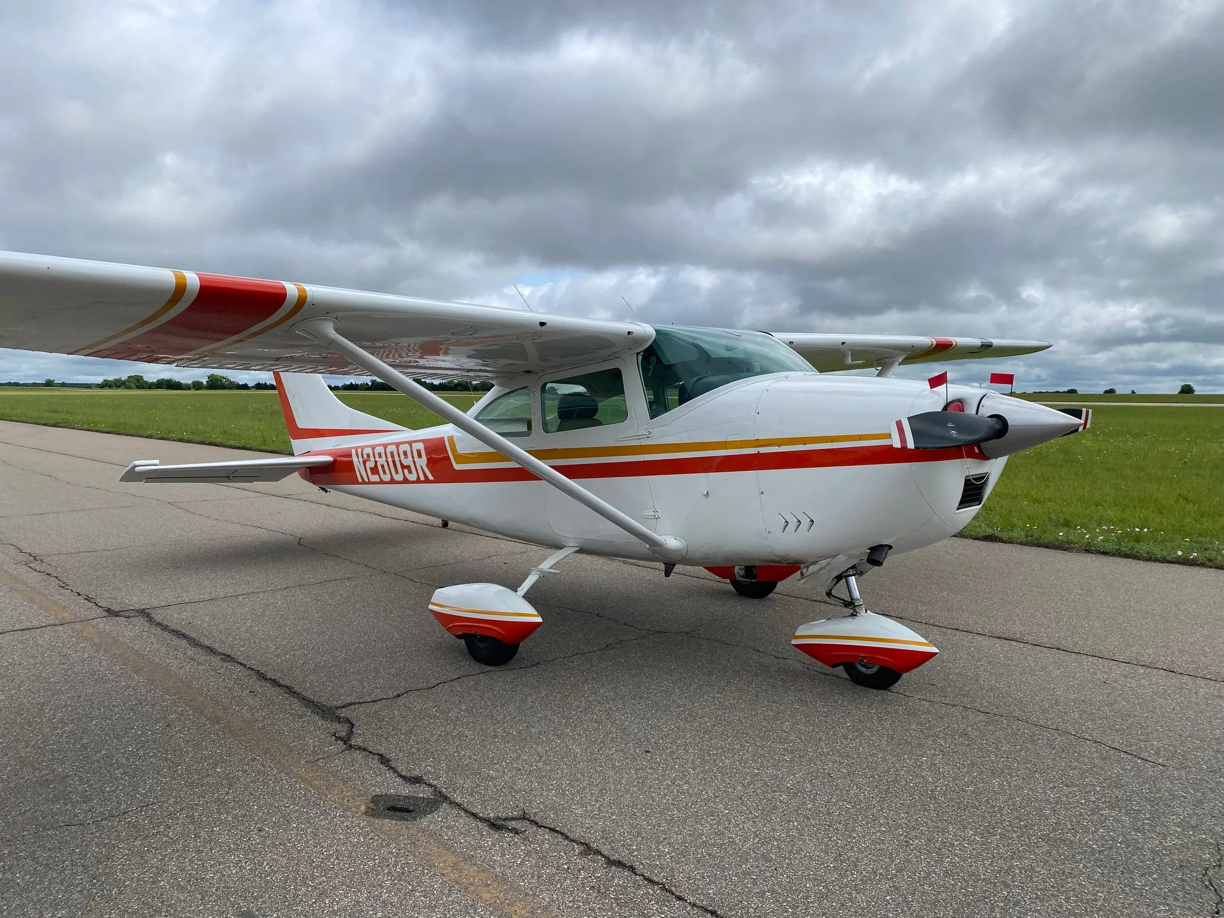 Exterior view of a 1967 Zane Co Aero 182k skylane, N2809R.