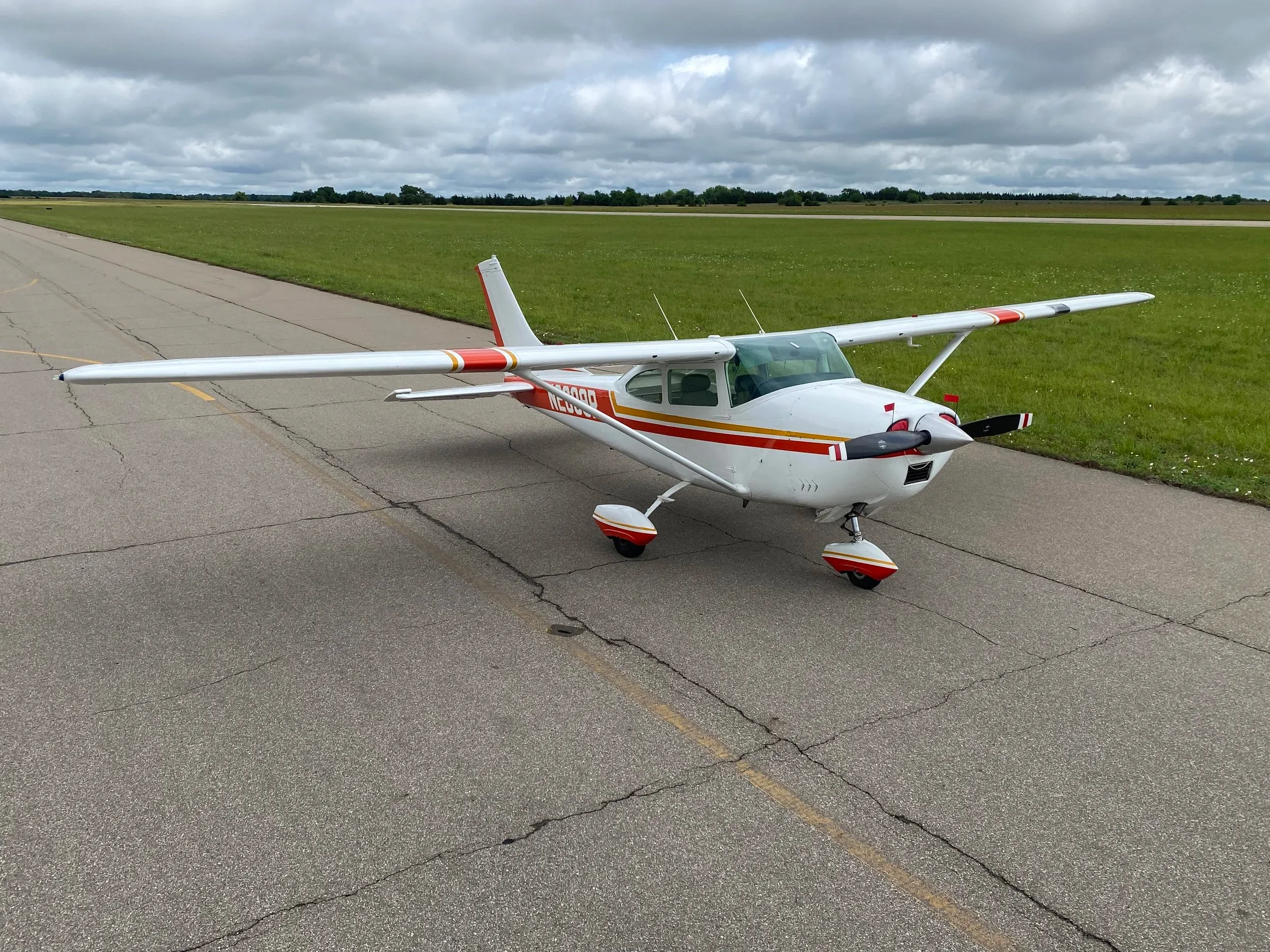 Exterior view of a 1967 Zane Co Aero 182k skylane, N2809R.