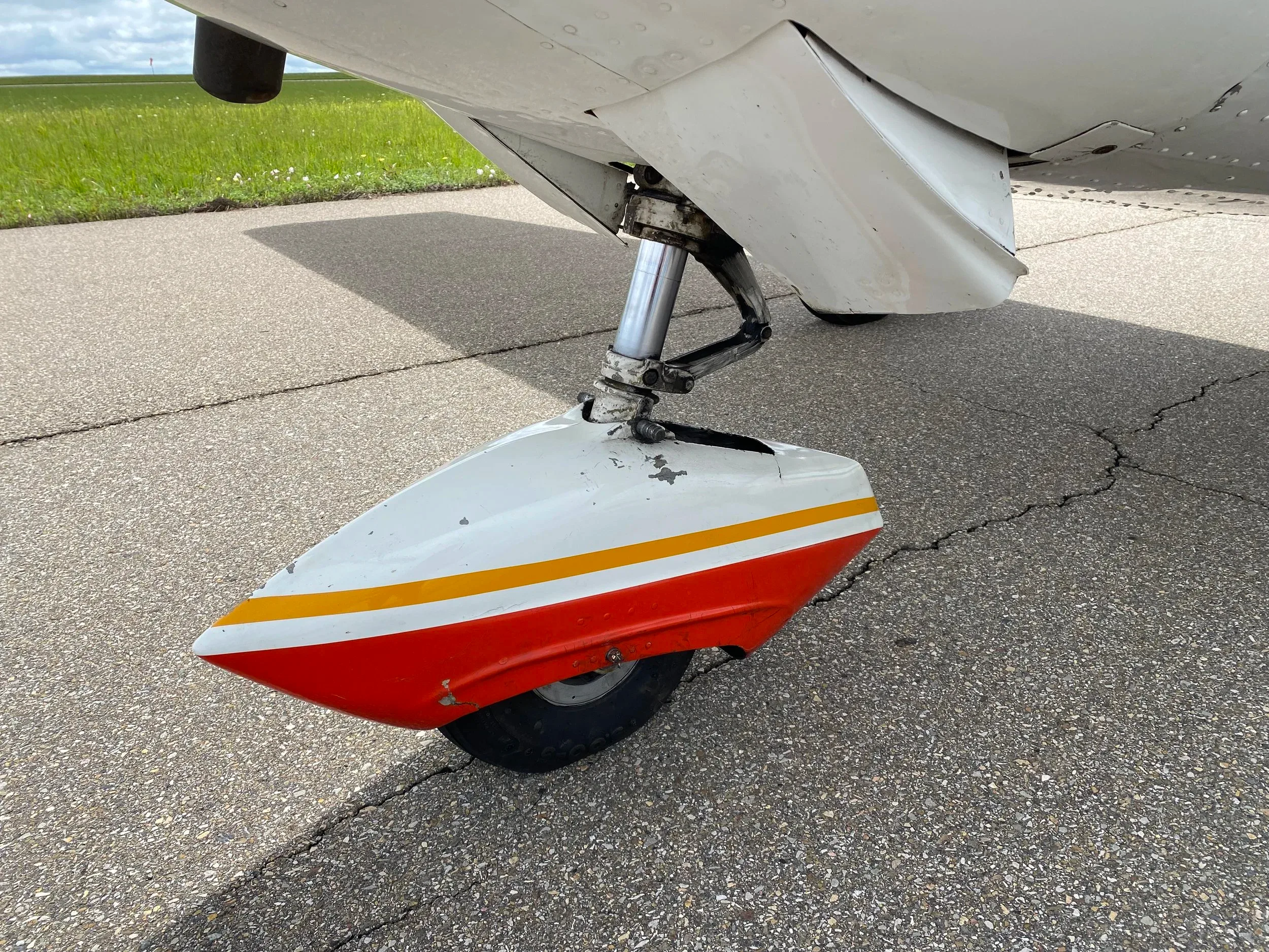 Exterior view of a 1967 Zane Co Aero 182k skylane, N2809R.