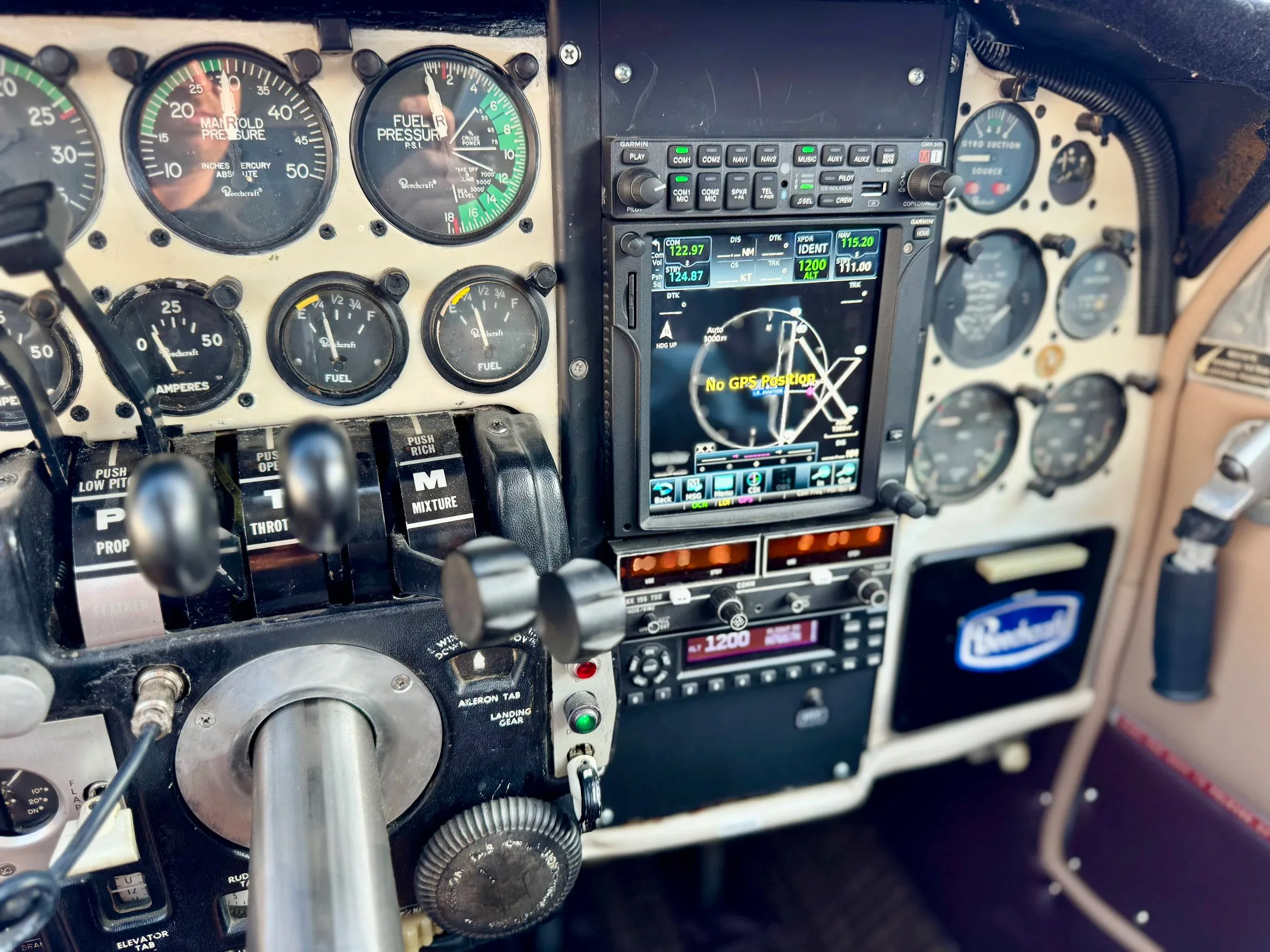 Cockpit and instrument panel of a 1968 Zane Co Aero B55 Baron N7657N — Zane Co Aero.