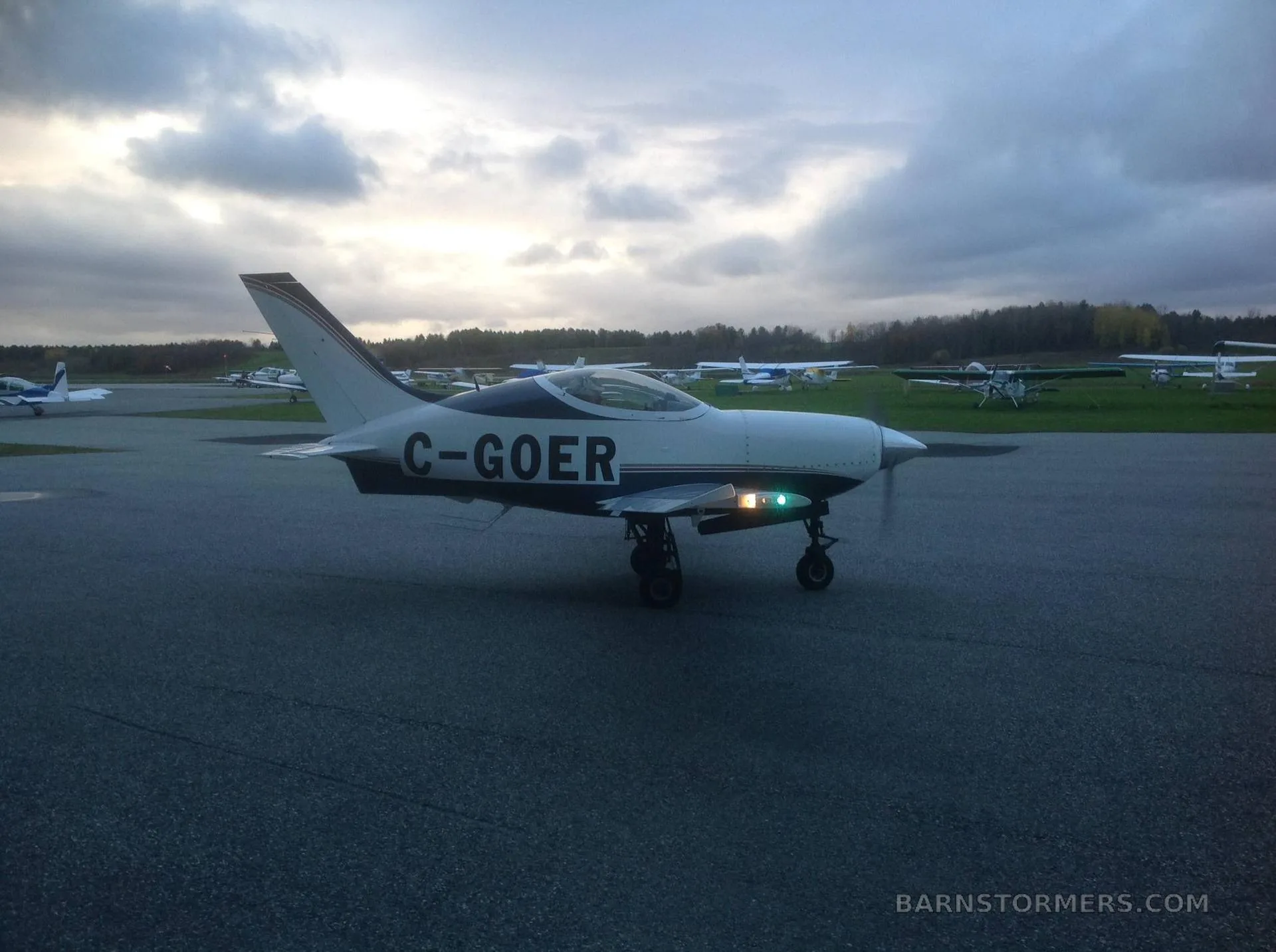 Exterior view of a 2009 Quest VENTURE.