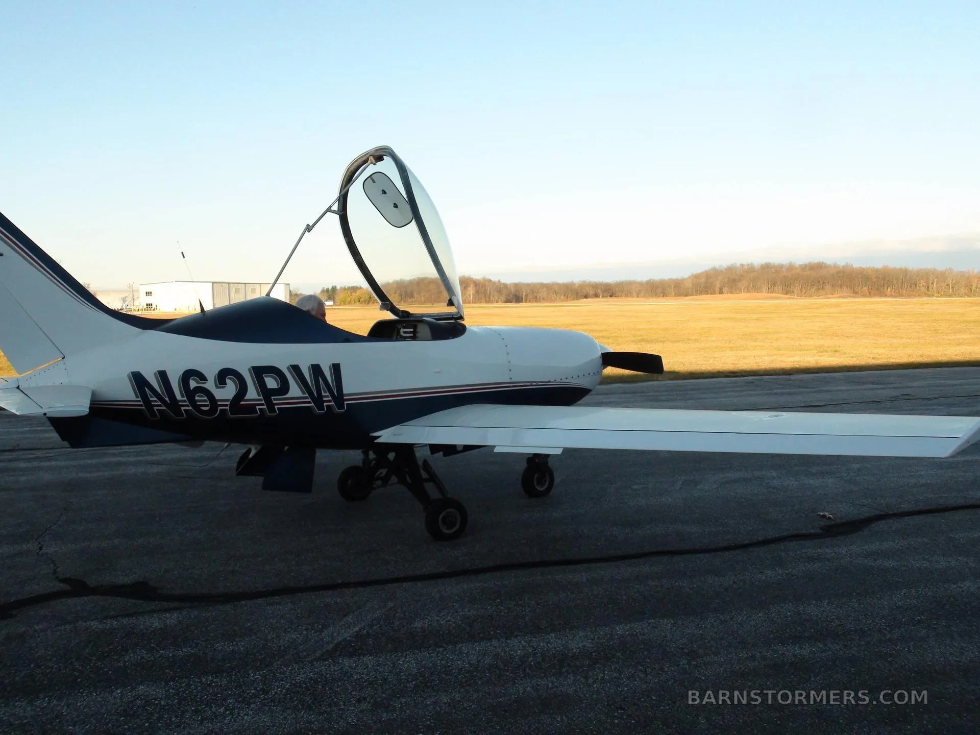 Exterior view of a 2009 Quest VENTURE.