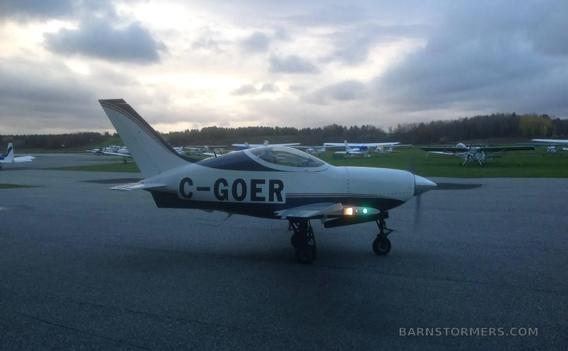 Exterior view of a 2009 Quest VENTURE.