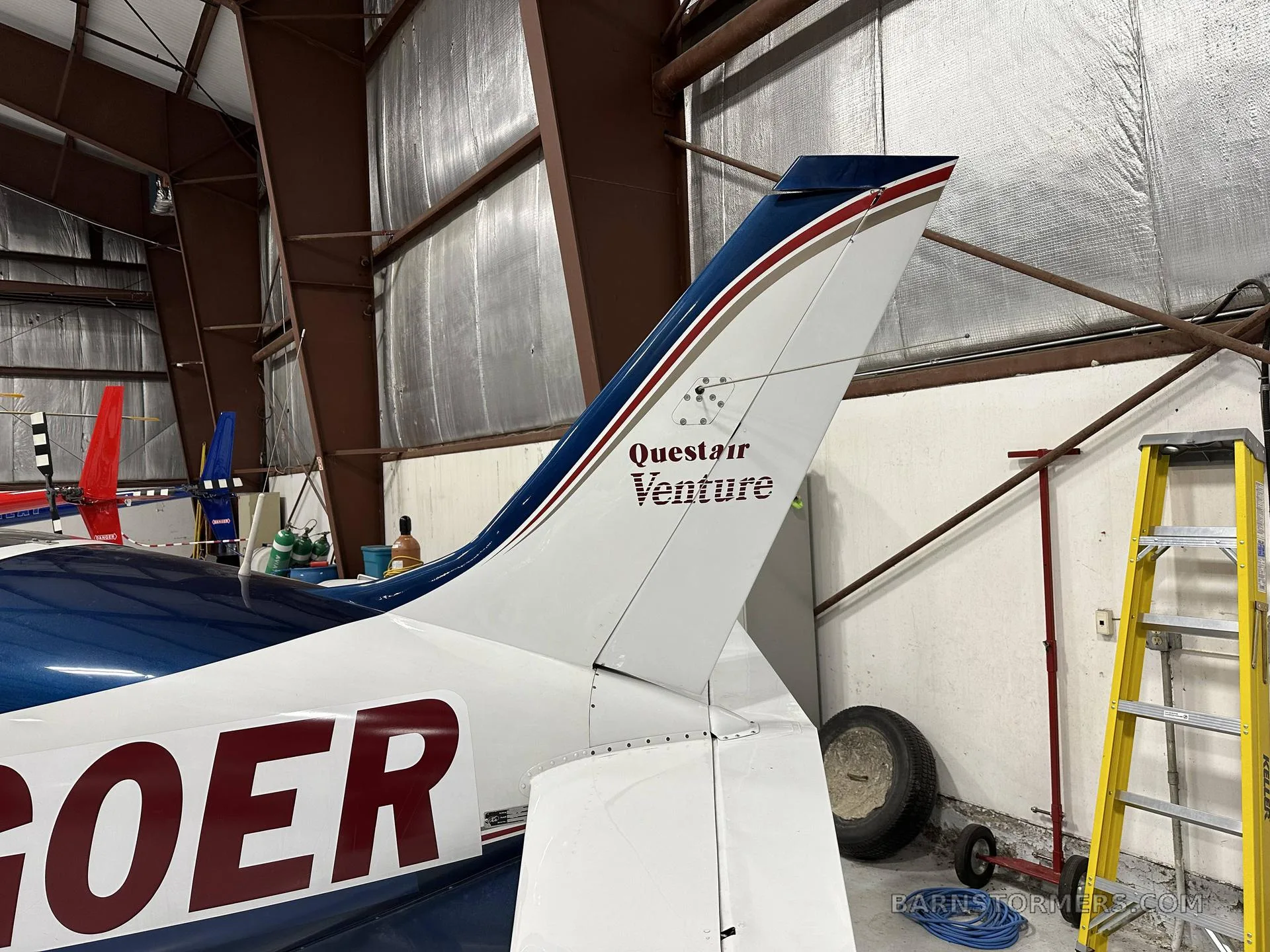 Exterior view of a 2009 Quest VENTURE.