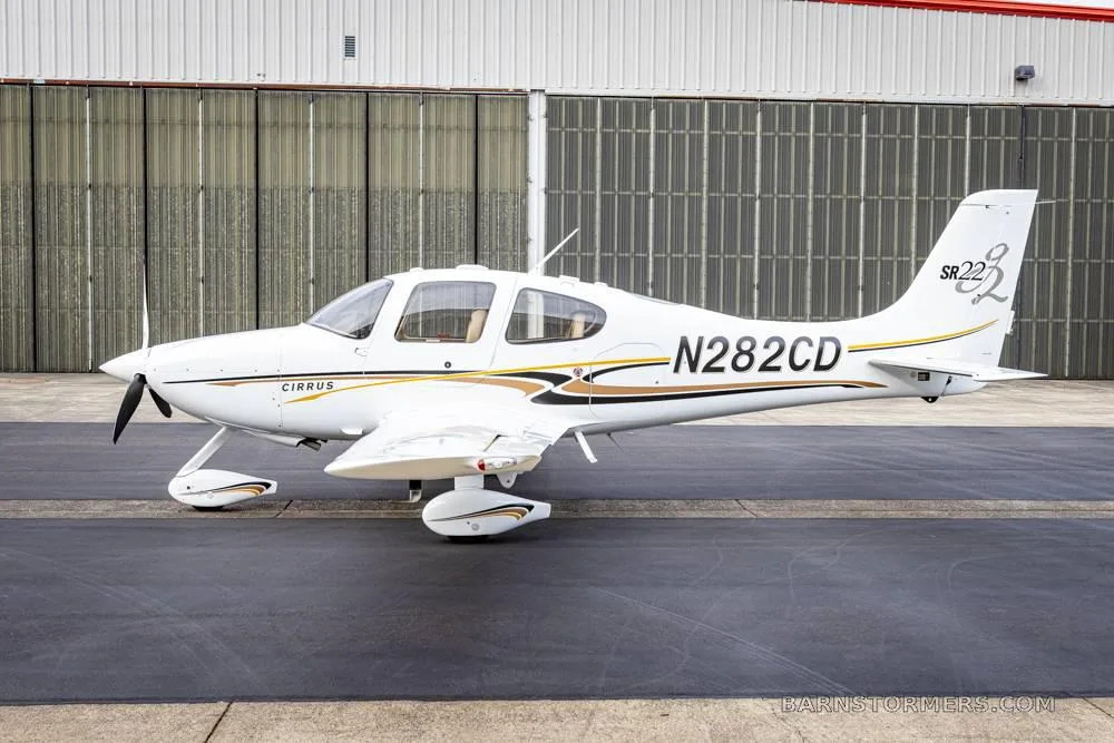 Exterior view of a 2004 Cirrus SR22-G2.