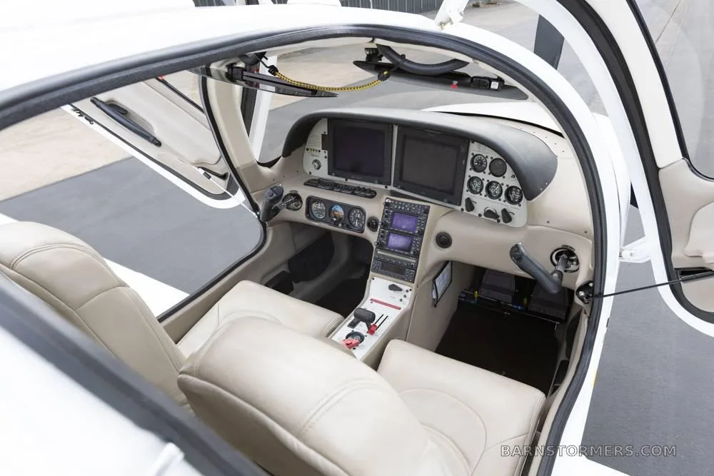 Cockpit and instrument panel of a 2004 Cirrus SR22-G2.