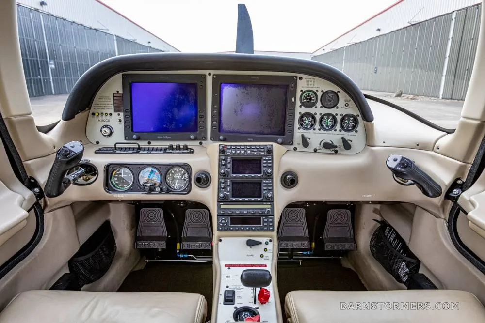 Cockpit and instrument panel of a 2004 Cirrus SR22-G2.