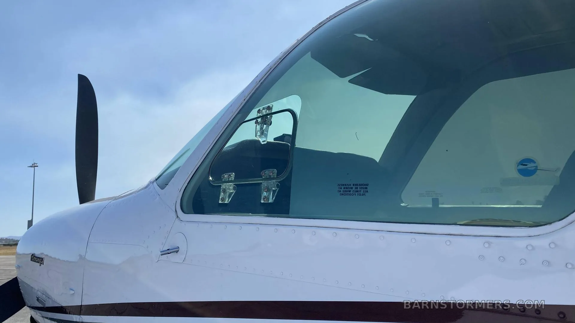 Exterior view of a 1987 Beechcraft F33A BONANZA.