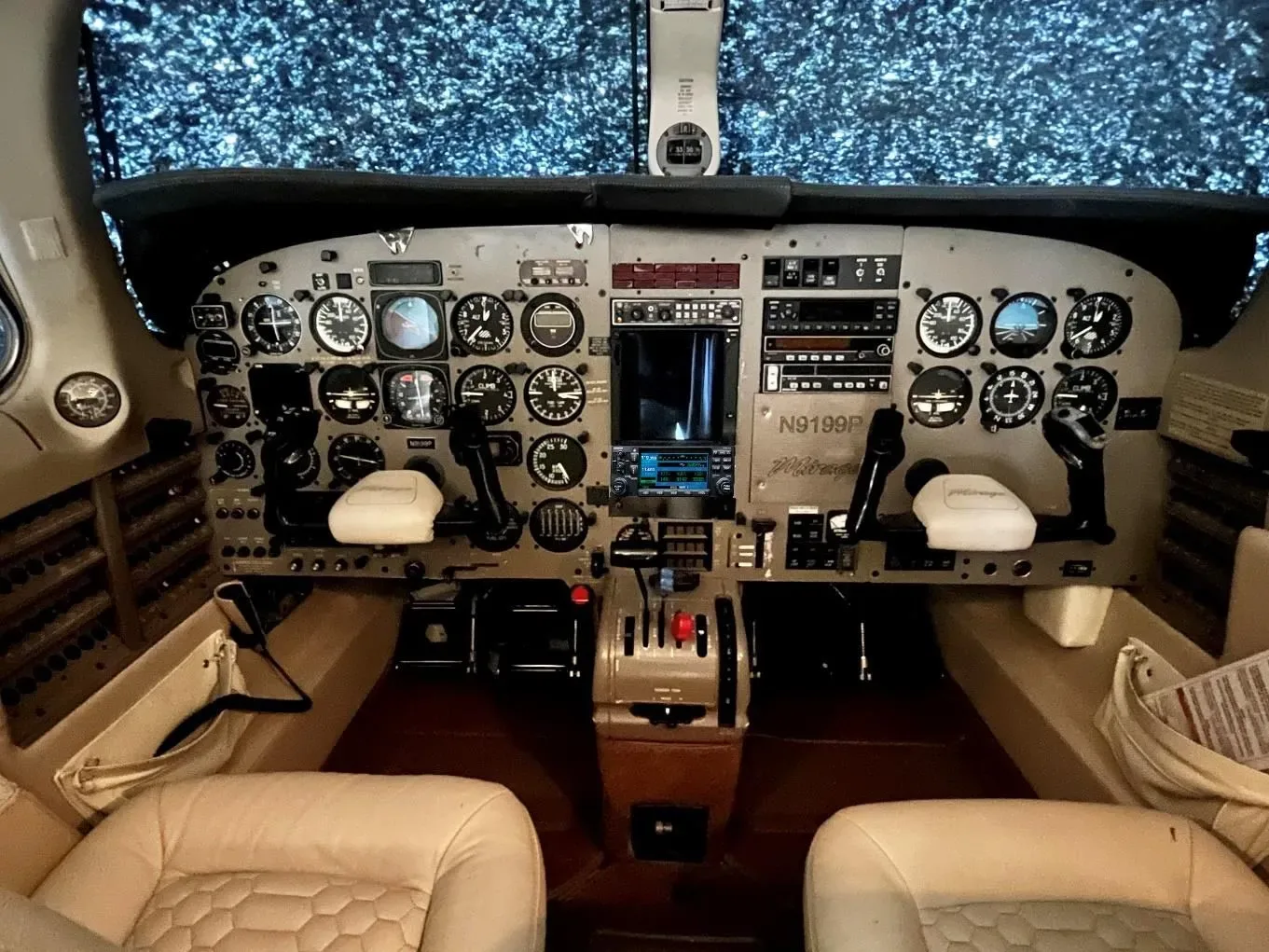 Cockpit and instrument panel of a Piper PA 46 350P Mirage.
