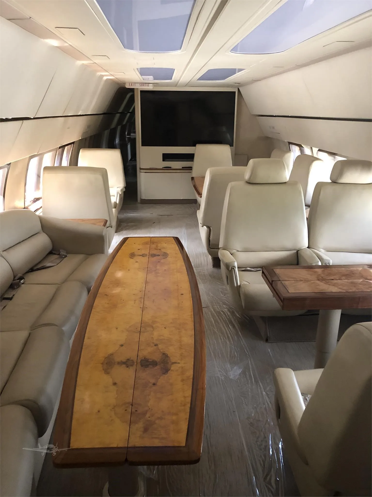 Cabin interior of a 1982 BOEING 727-200 SUPER27.