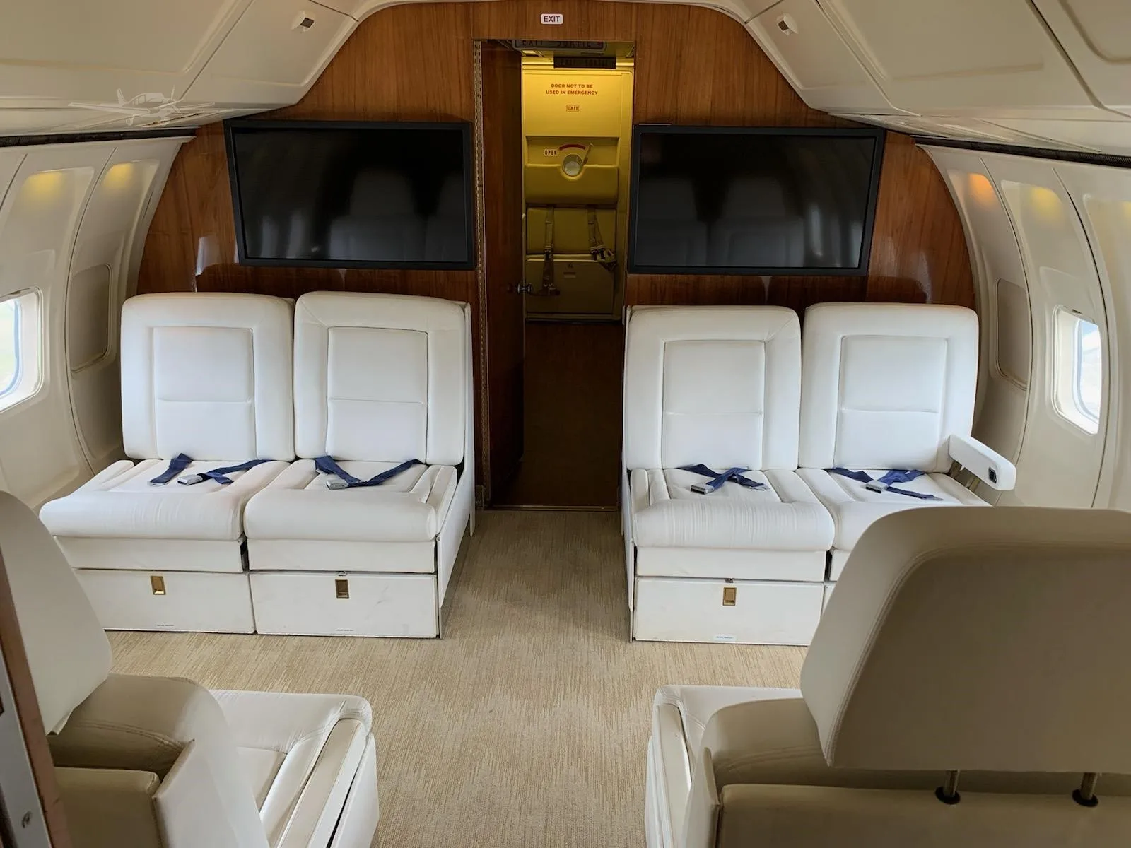 Cabin interior of a 1982 BOEING 727-200 SUPER27.