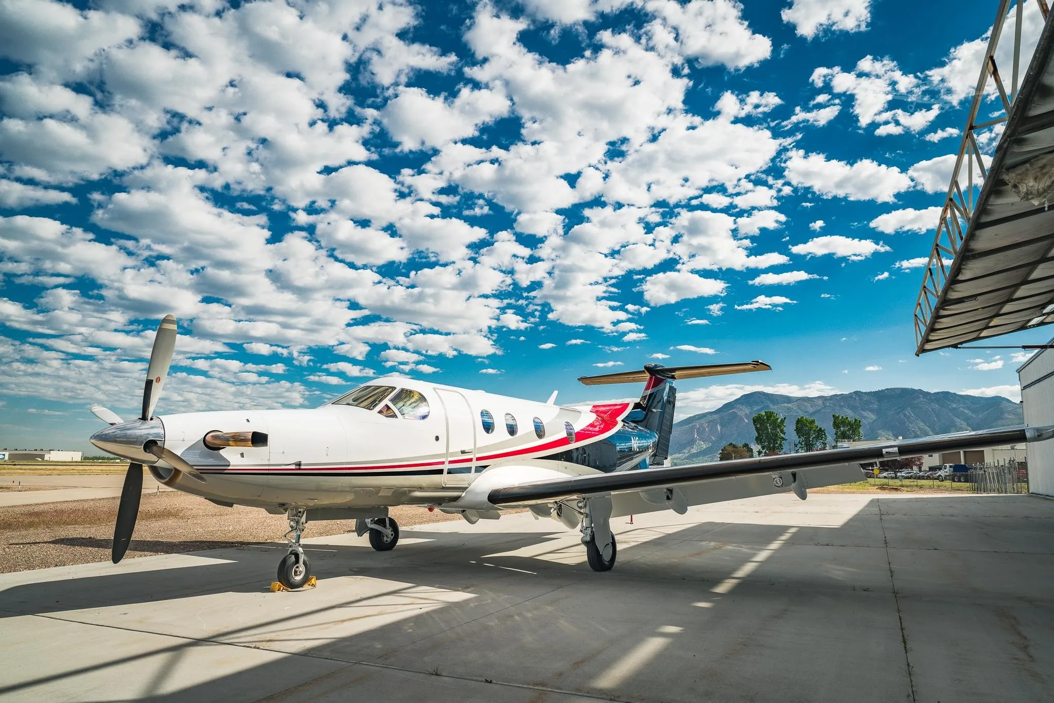 Exterior view of a 2007 PILATUS PC-12/47, N863CB.