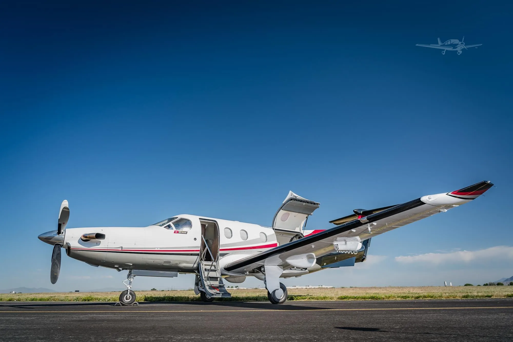 Exterior view of a 2007 PILATUS PC-12/47, N863CB.