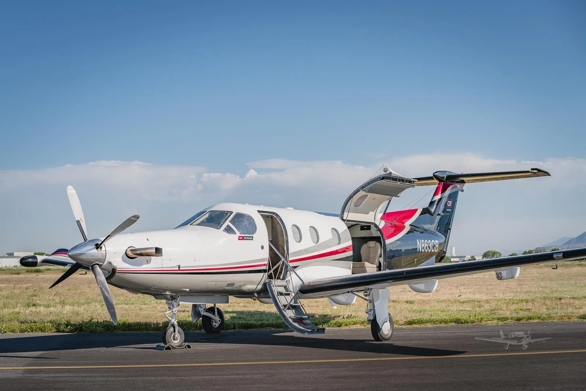 Exterior view of a 2007 PILATUS PC-12/47, N863CB.