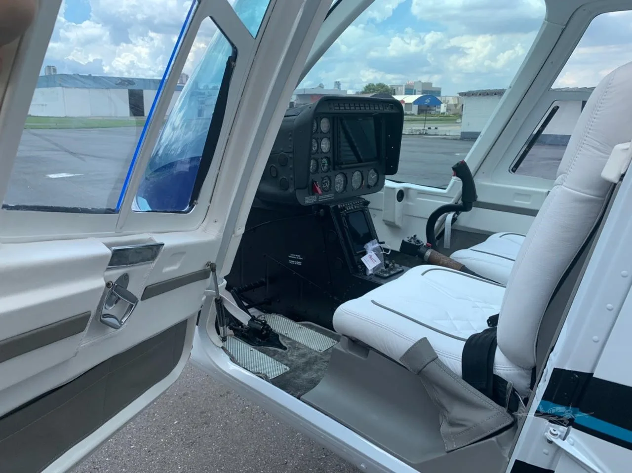 Cockpit and instrument panel of a 1992 BELL 206B III.