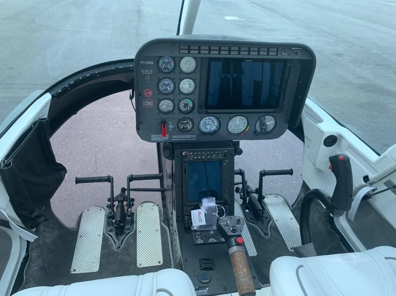 Cockpit and instrument panel of a 1992 BELL 206B III.
