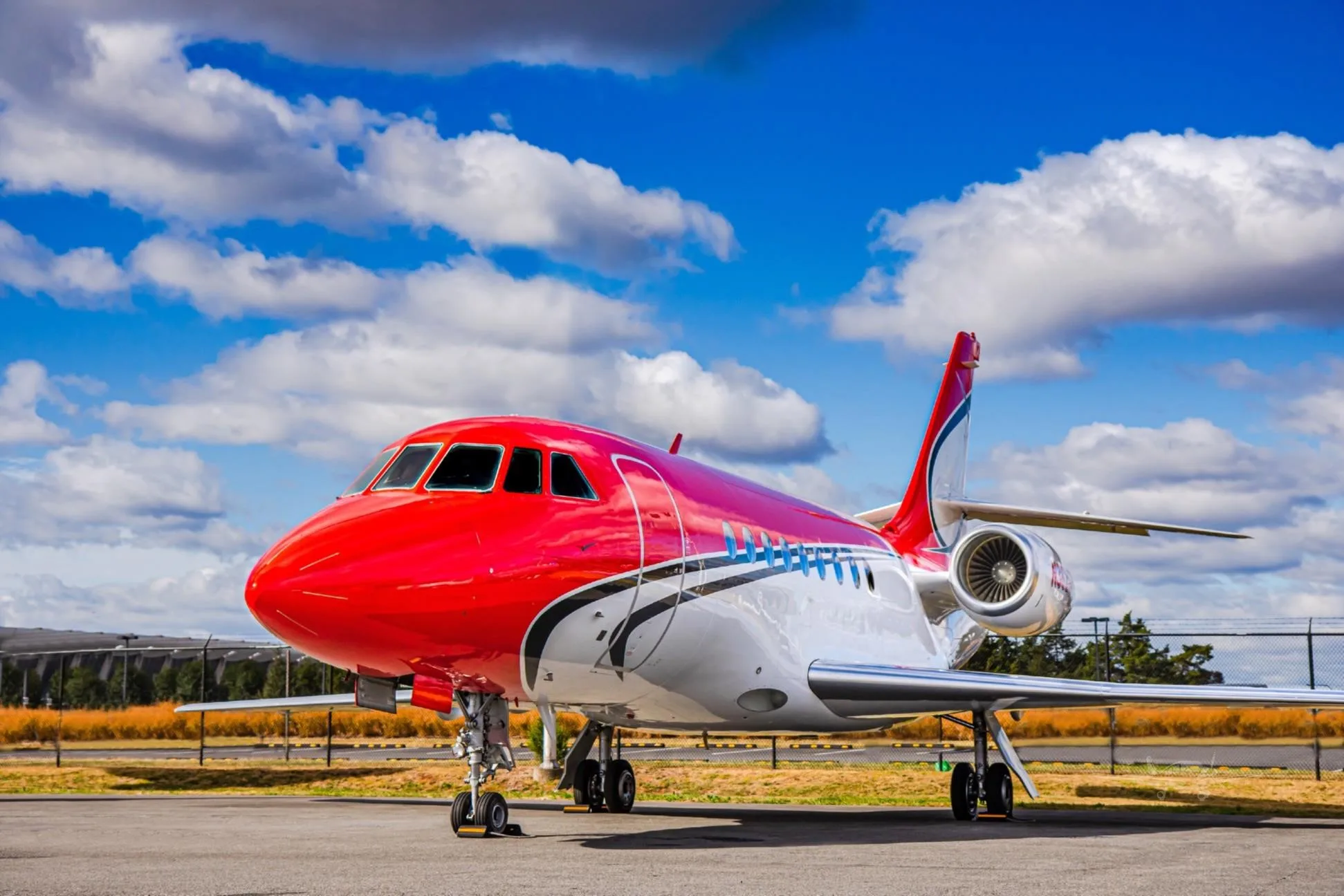 Exterior view of a 2000 DASSAULT FALCON 2000.