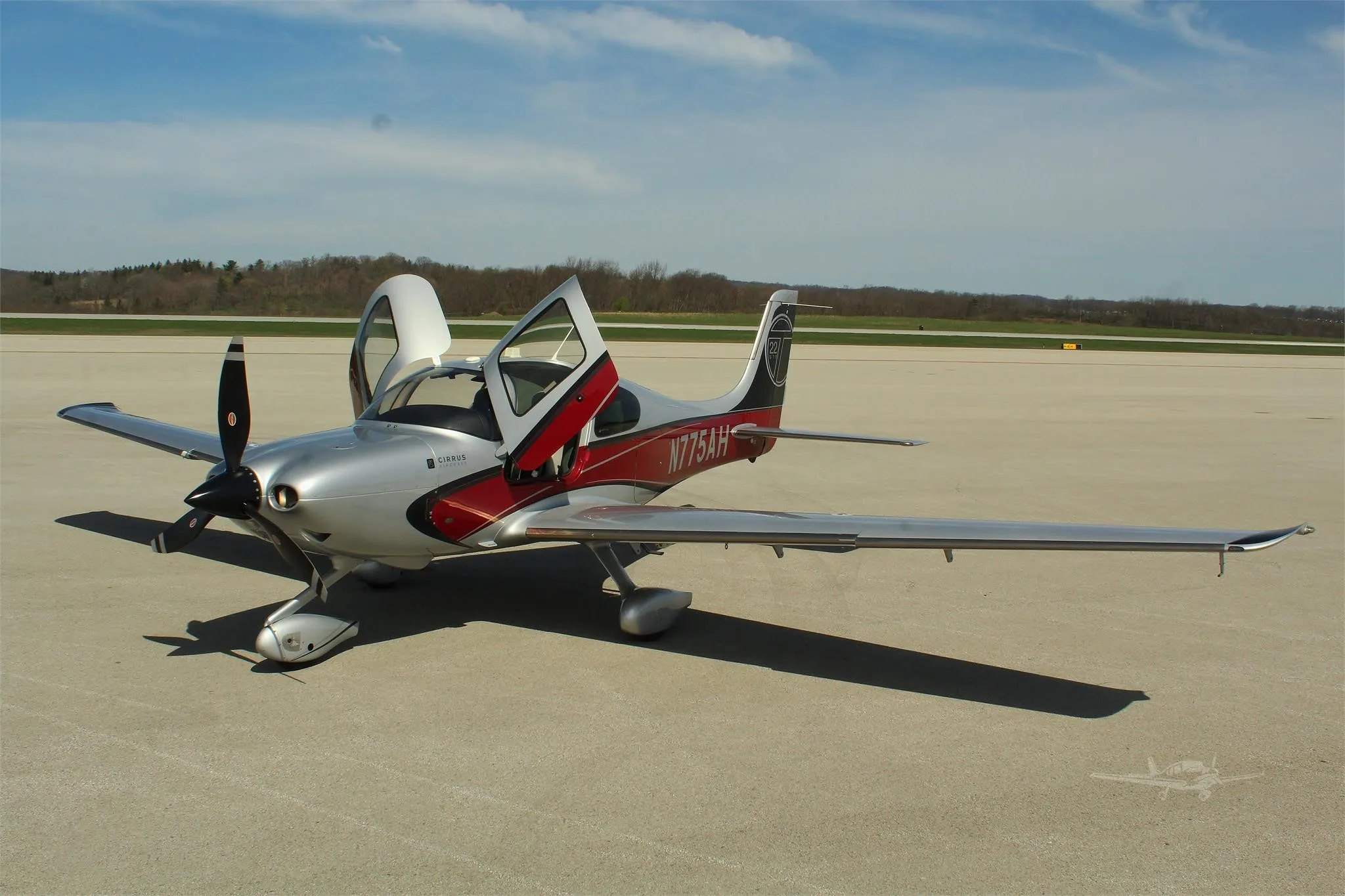 Exterior view of a 2012 CIRRUS SR22-G3 TURBO, N775AH.
