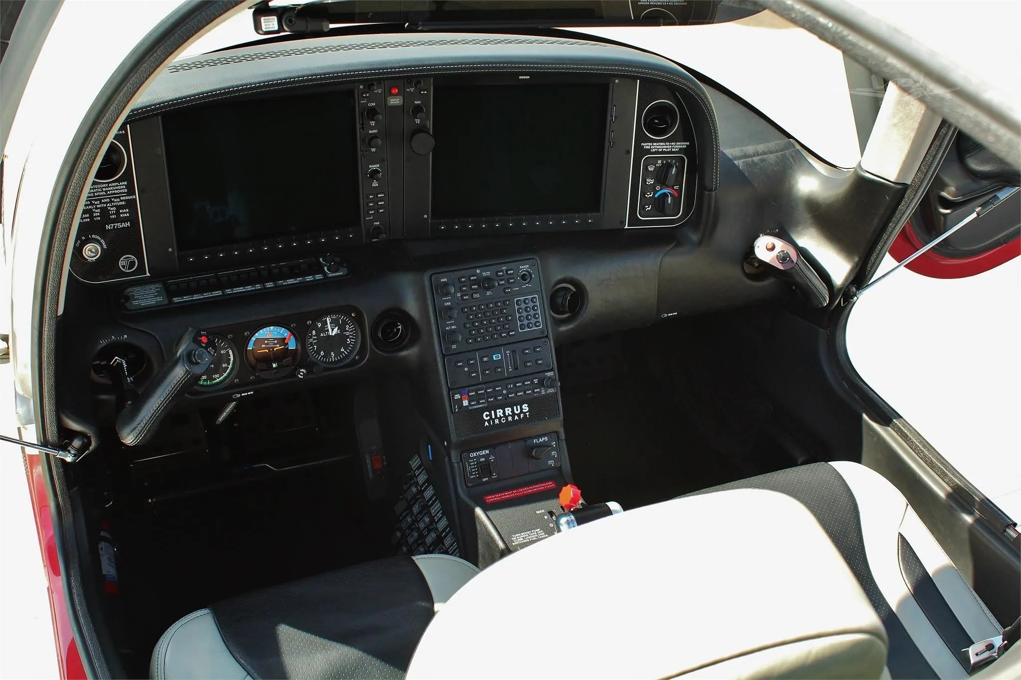 Cockpit and instrument panel of a 2012 CIRRUS SR22-G3 TURBO.