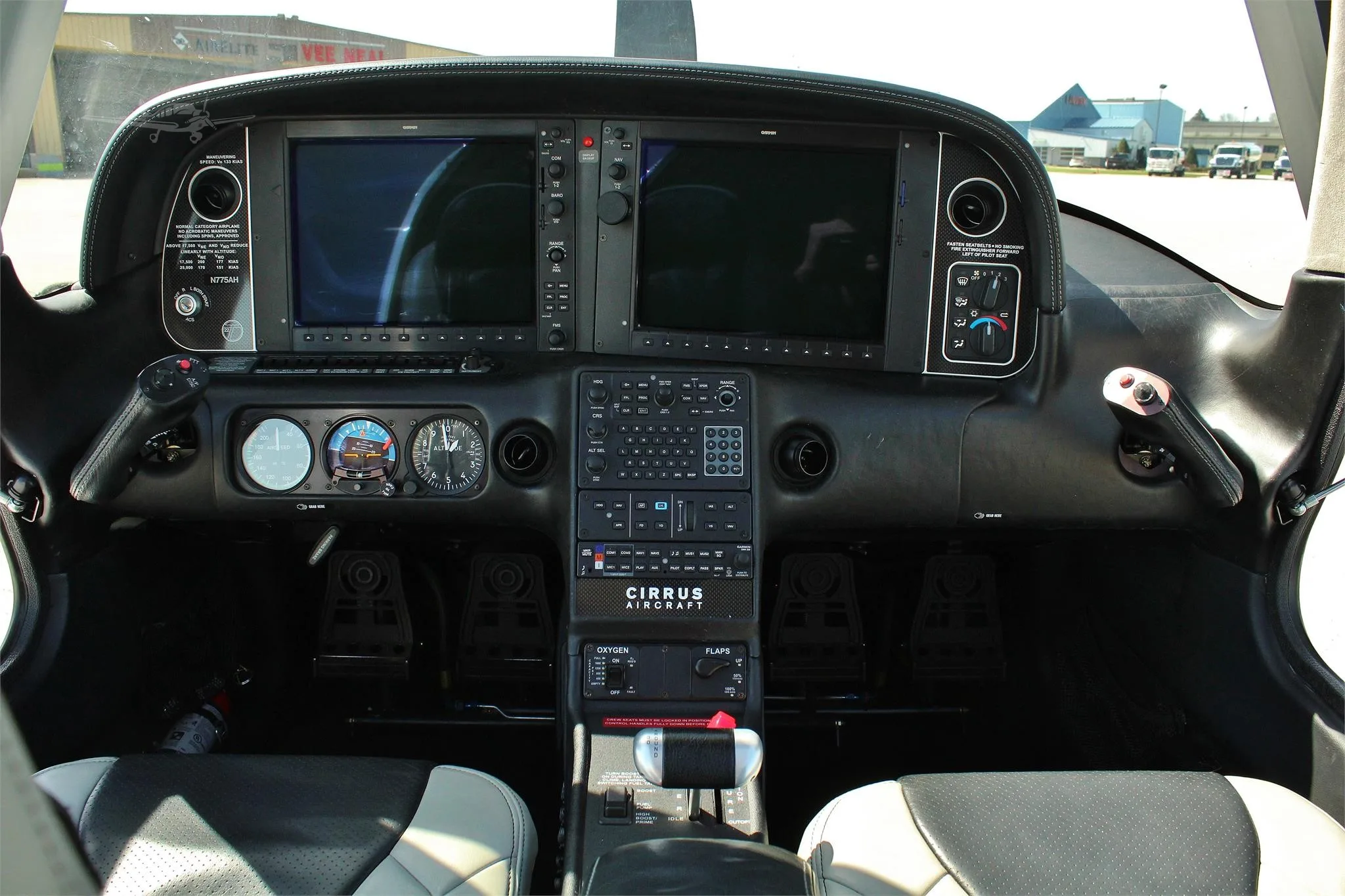 Cockpit and instrument panel of a 2012 CIRRUS SR22-G3 TURBO.