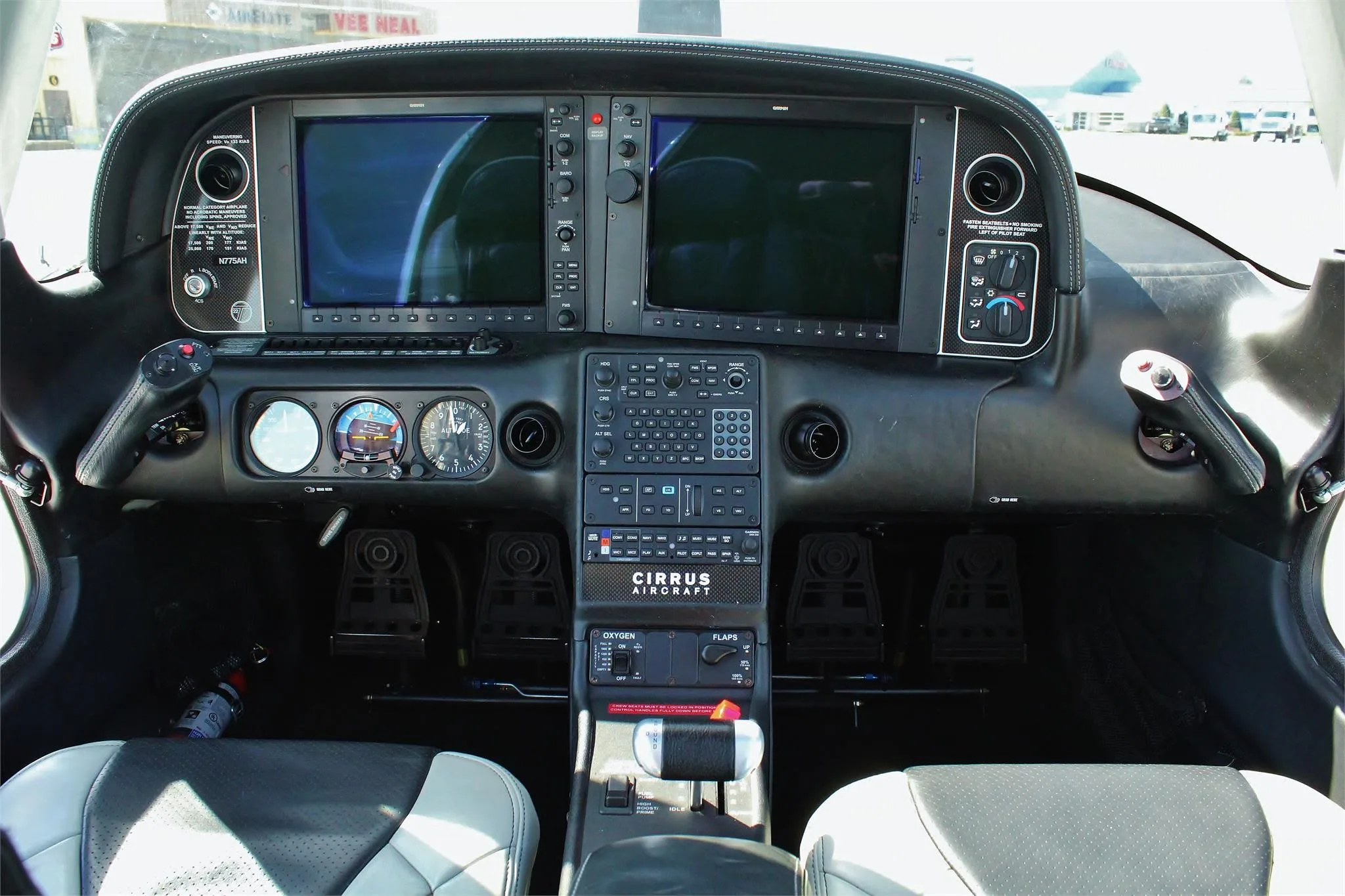 Cockpit and instrument panel of a 2012 CIRRUS SR22-G3 TURBO.