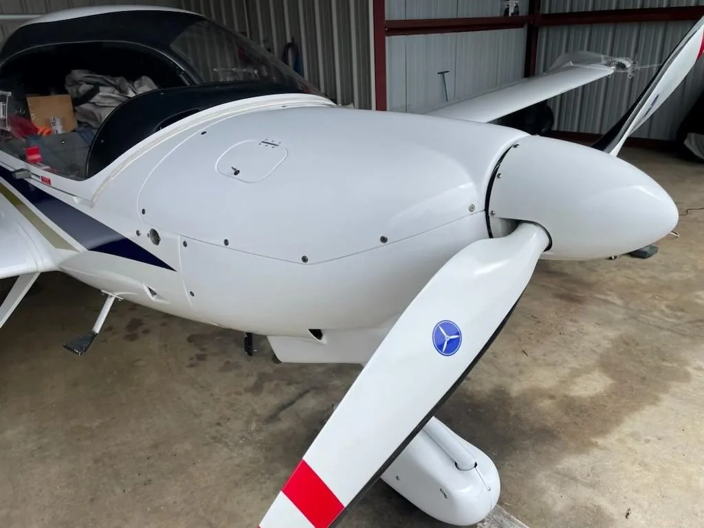 Exterior view of a 1996 DIAMOND DA20-A1 KATANA, C-GDAI.