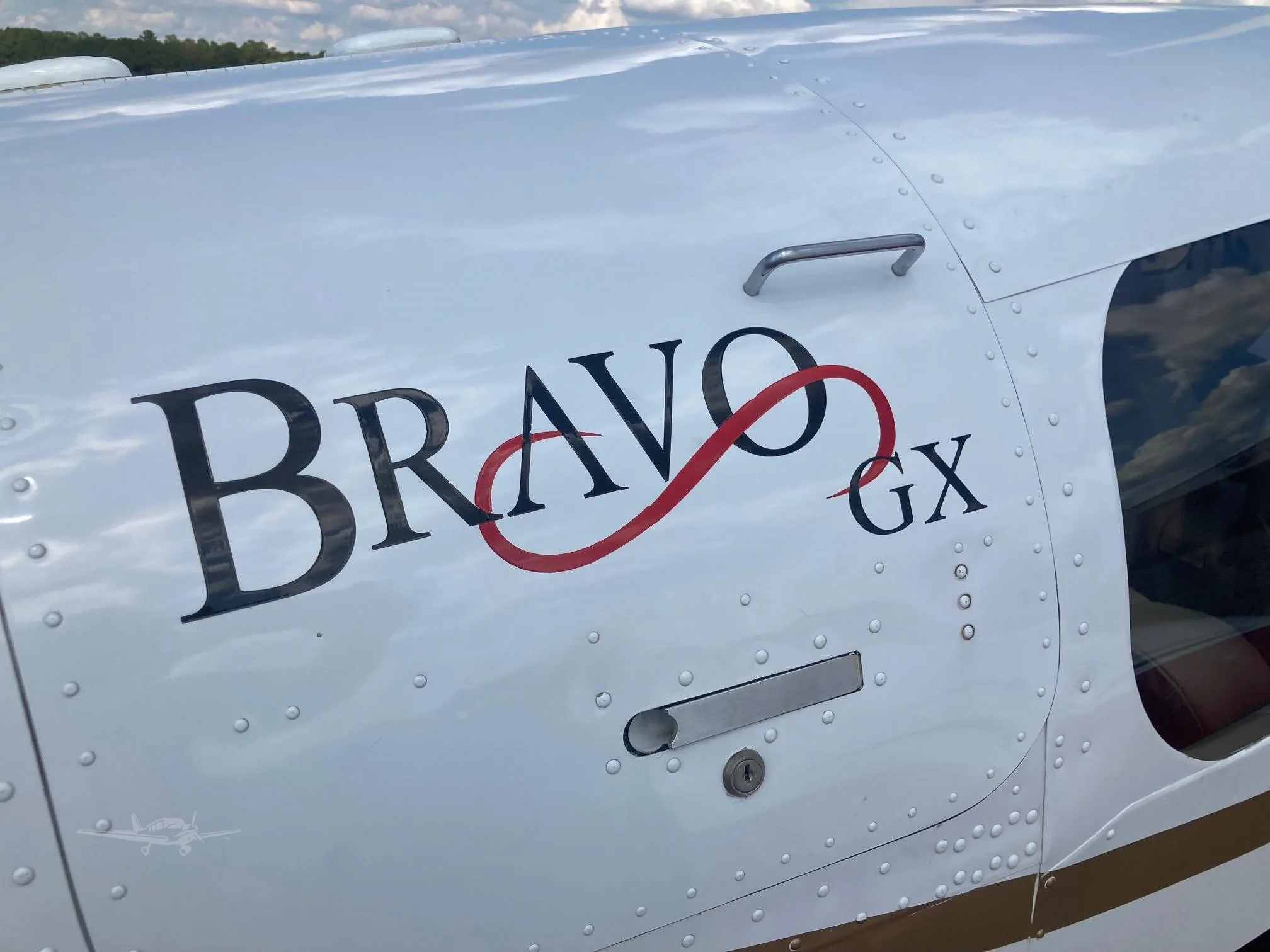 Engine detail of a 2005 MOONEY M20M GX BRAVO.