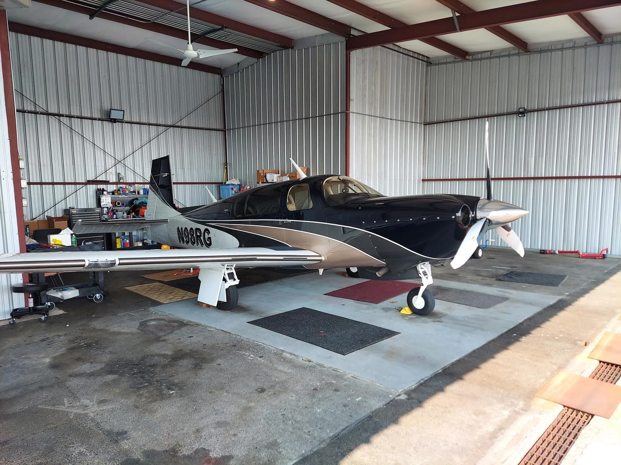 Exterior view of a 2016 MOONEY ACCLAIM TYPE S, N98RG.
