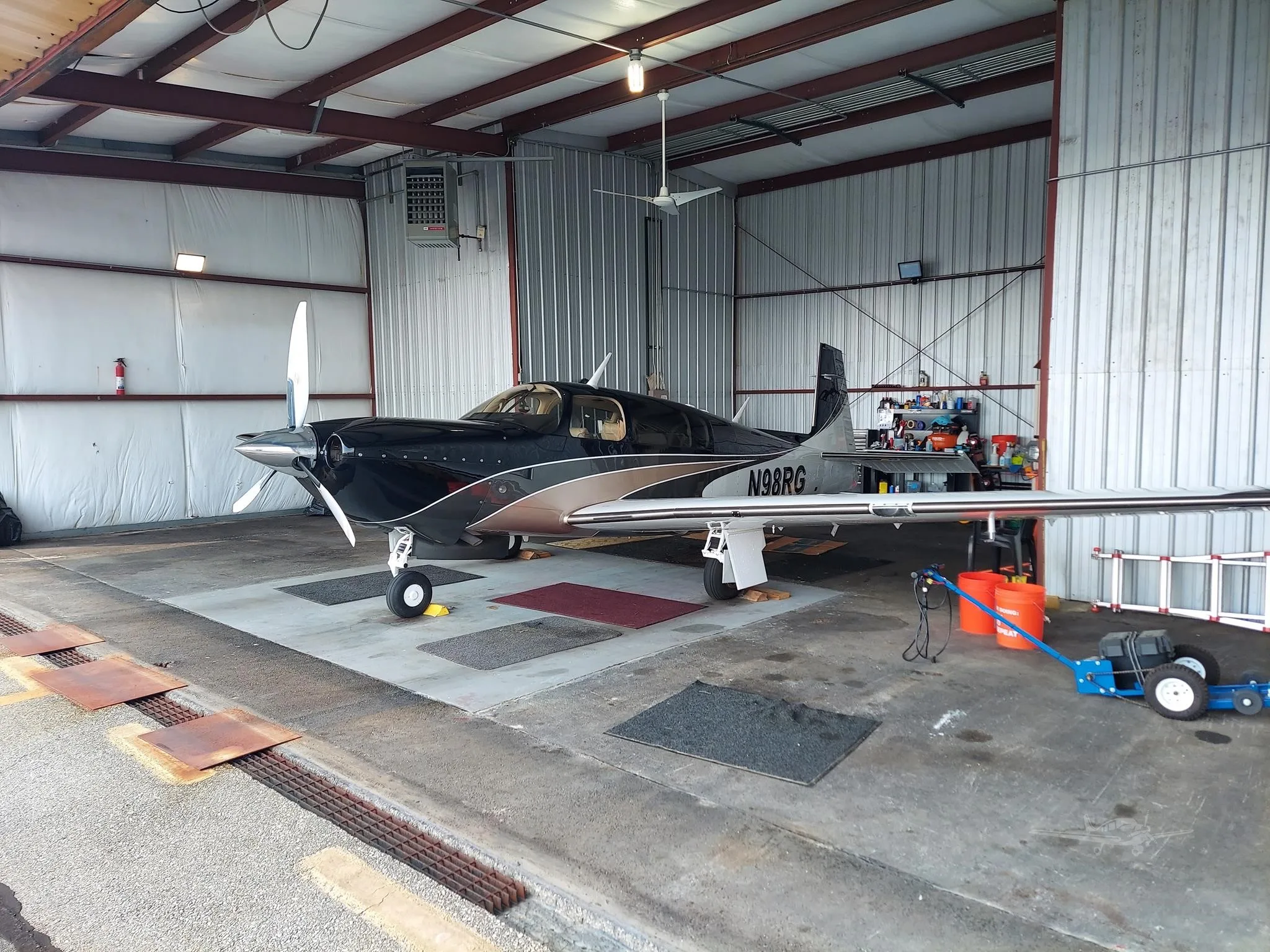 Exterior view of a 2016 MOONEY ACCLAIM TYPE S, N98RG.