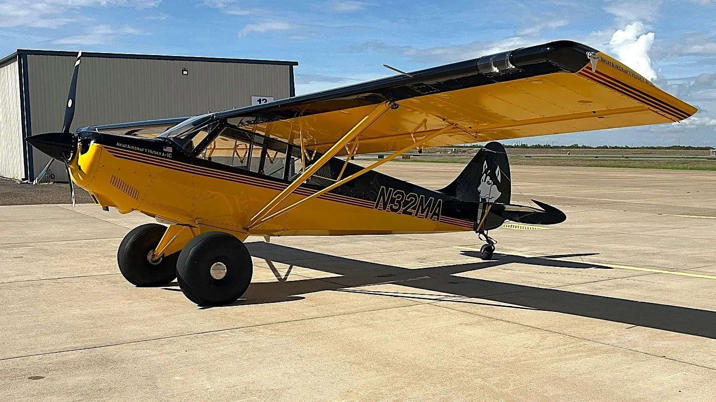 Exterior view of a 2013 AVIAT HUSKY A-1C-180, N32MA.