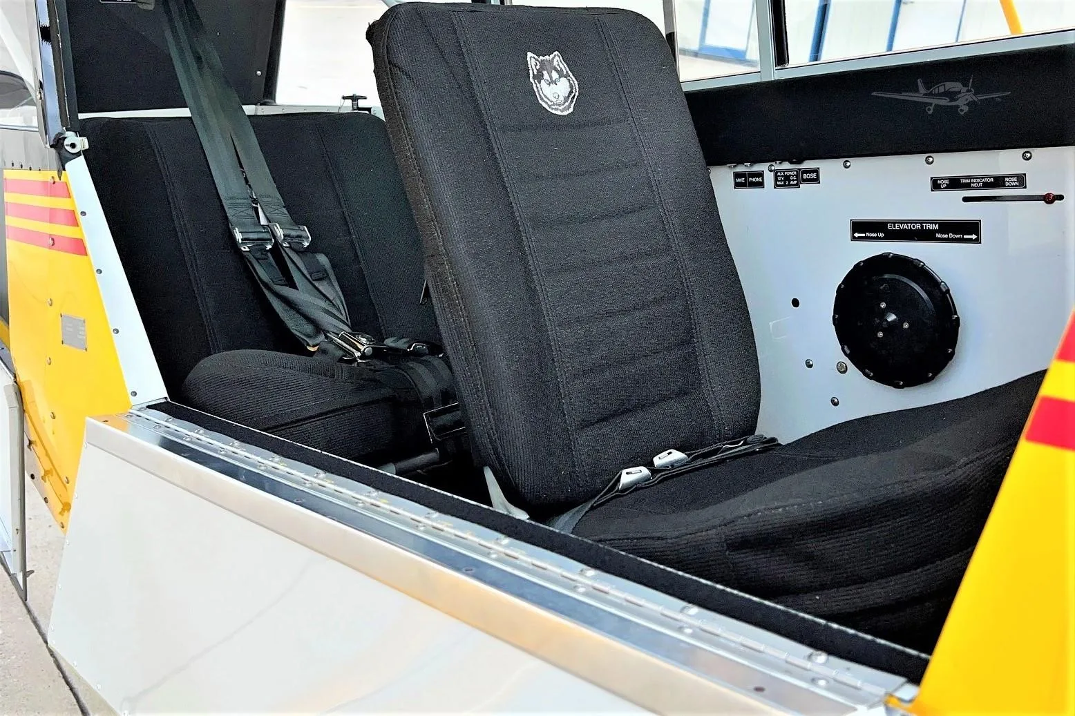 Cabin interior of a 2013 AVIAT HUSKY A-1C-180.