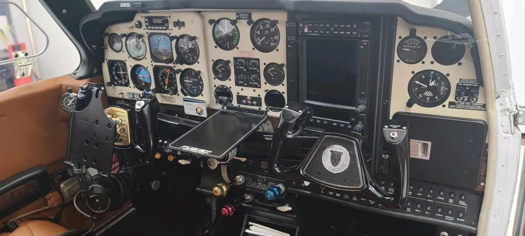Cockpit and instrument panel of a 1980 BEECHCRAFT F33A BONANZA.