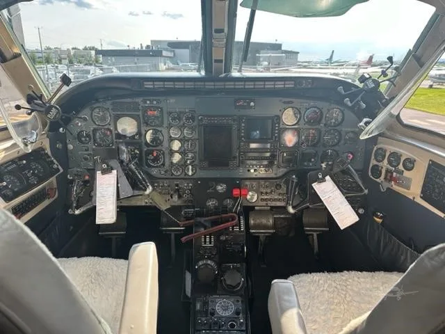 Cockpit and instrument panel of a 1976 BEECHCRAFT KING AIR B100.