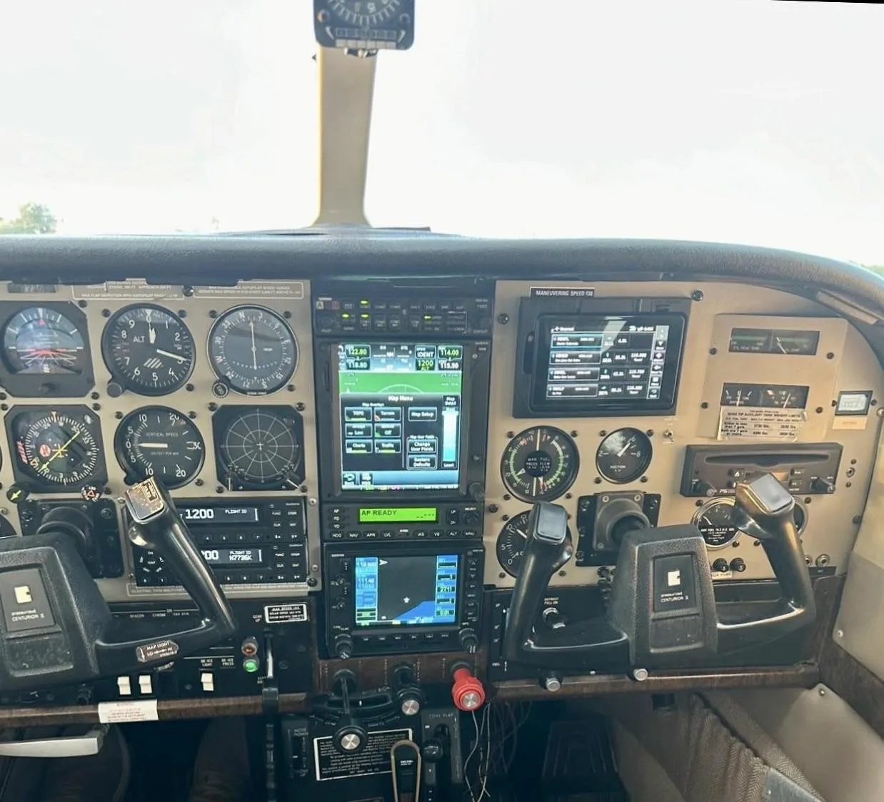 Cockpit and instrument panel of a 1980 CESSNA P210N.
