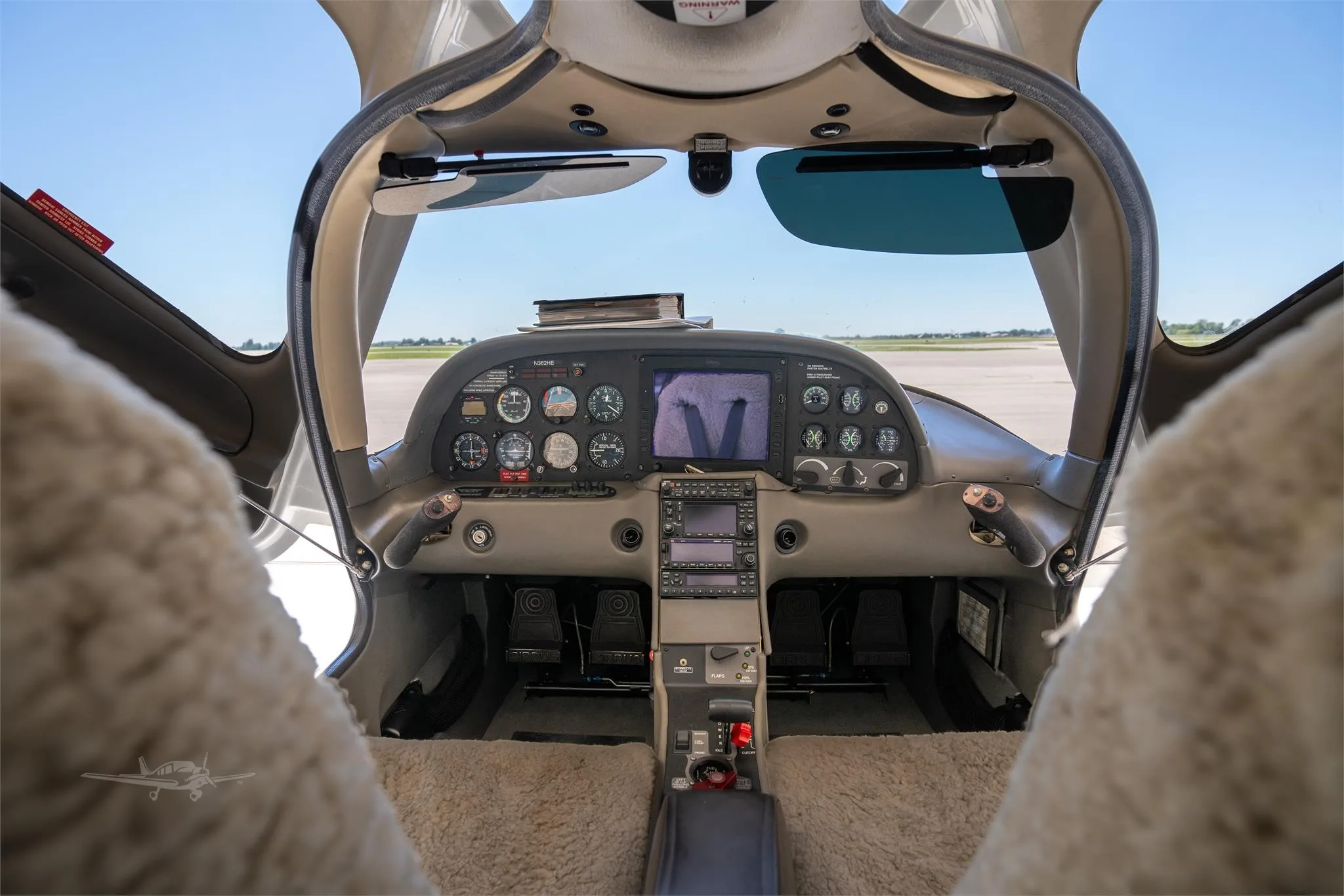 Cockpit and instrument panel of a 2002 CIRRUS SR20.