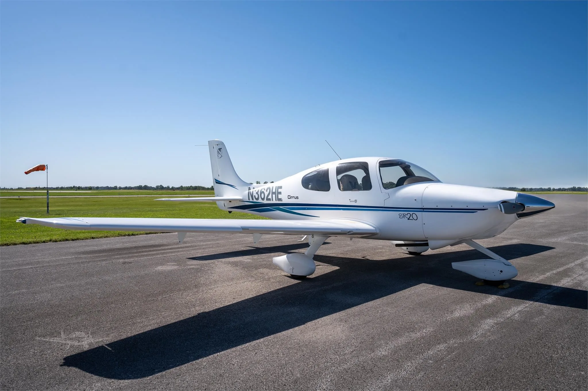 Exterior view of a 2002 CIRRUS SR20, N362HE.