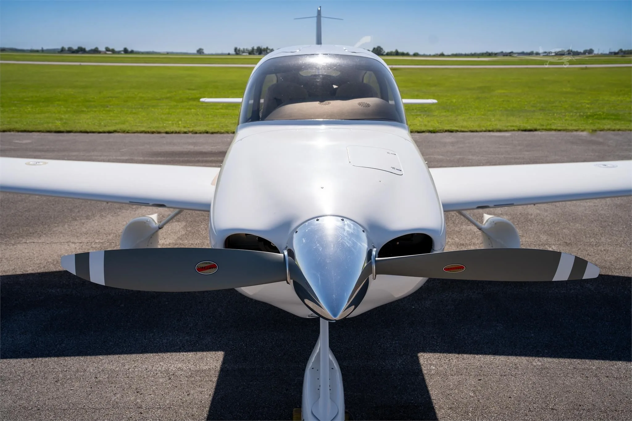 Exterior view of a 2002 CIRRUS SR20, N362HE.