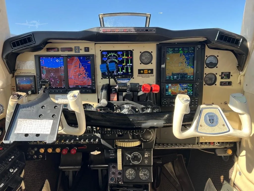 Avionics suite of a 1979 BEECHCRAFT 58P BARON.