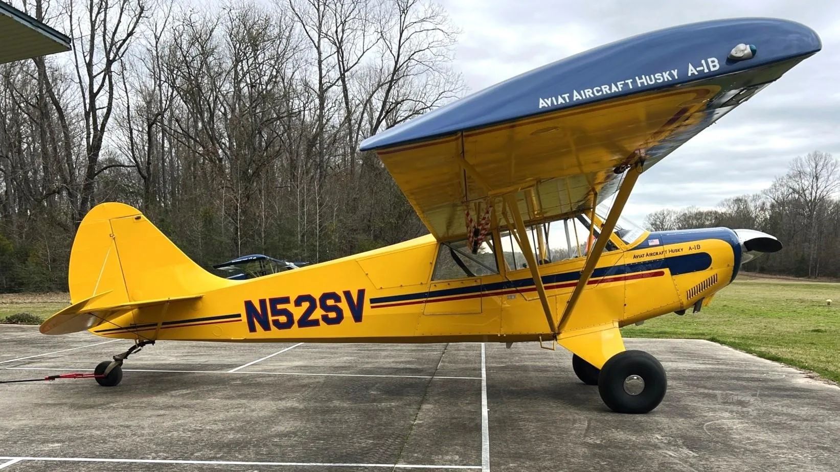 Exterior view of a 2004 AVIAT HUSKY A-1B, N52SV.