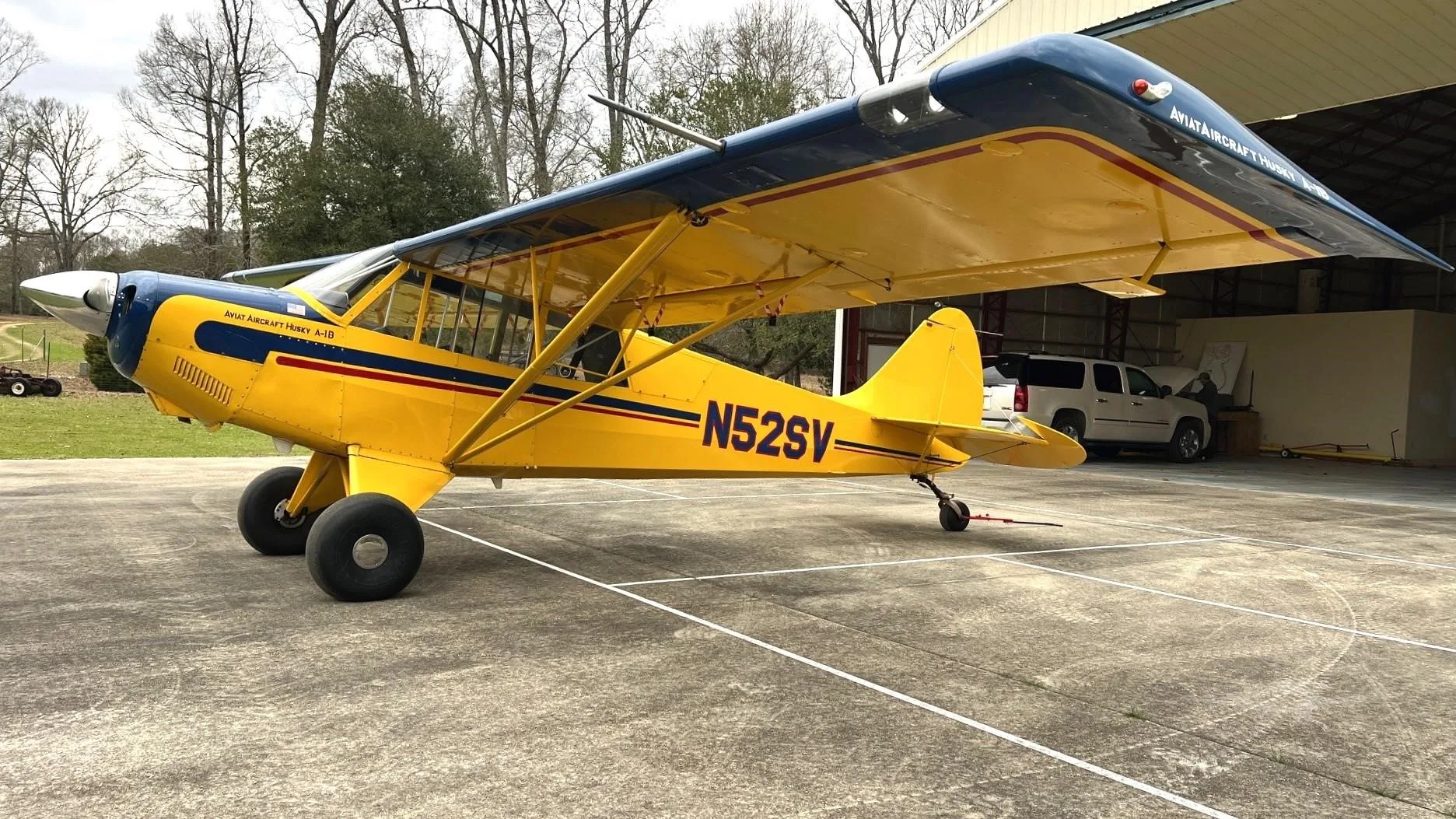 Exterior view of a 2004 AVIAT HUSKY A-1B, N52SV.
