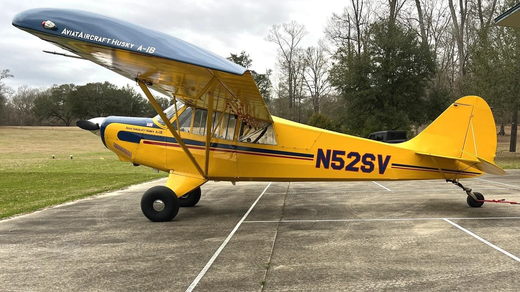 Exterior view of a 2004 AVIAT HUSKY A-1B, N52SV.