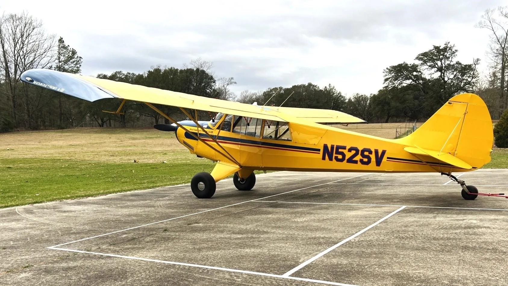 Exterior view of a 2004 AVIAT HUSKY A-1B, N52SV.