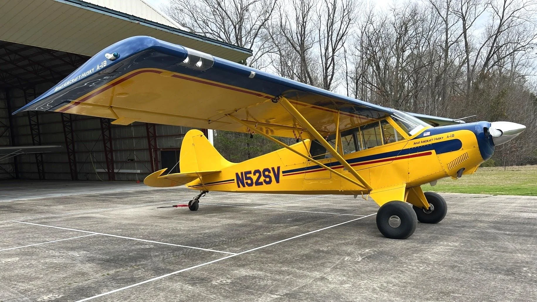 Exterior view of a 2004 AVIAT HUSKY A-1B, N52SV.
